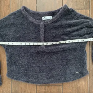 Hollister Cropped Fuzzy Henley Long Sleeve Minimalist Top Gray Size XS thumbnail 4