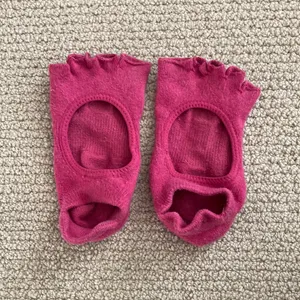 Toesox Half Toe Bellarina Grip Socks Size Medium Dark Pink Barre Pilates EUC thumbnail 4