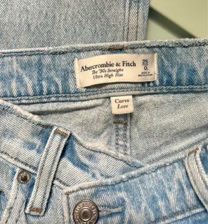 Abercrombie Ultra High-Rise 90s Straight Jeans Curve Love thumbnail 4