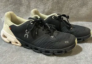 On Cloud Shoes black and green thumbnail 1