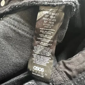 Asos Design Clean Black Slim Mom Jeans, W26L30 thumbnail 9