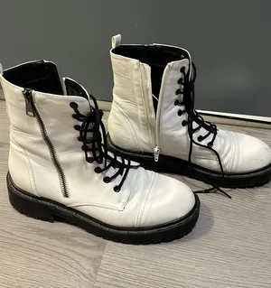 Boots White Size 9 thumbnail 1