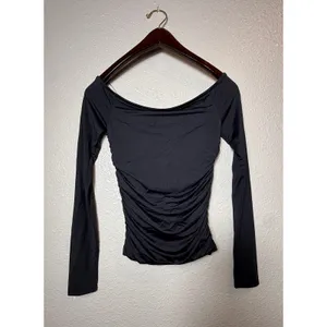 EDIKTED Halle Abstract Wavy Hardware Off the Shoulder Top Black XS thumbnail 4