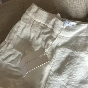 NWT‎ Endless Rose White Flutter Hem Textured Shorts thumbnail 5