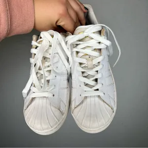 Adidas | White Lace‎ Up Sneaker Shoe Woman’s 8.5 Superstar thumbnail 2