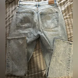 American Eagle Outfitters Light Wash 90s Boyfriend Jeans thumbnail 3