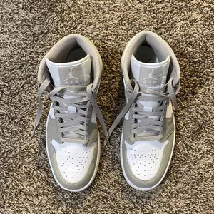 Air Jordan 1 Mid ‘College Grey’ thumbnail 2