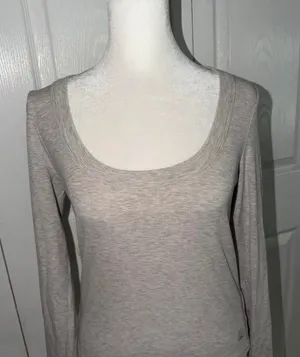 Vuori Long Sleeve Pose Scoop Tee Size Large Heather Gray NWOT thumbnail 1