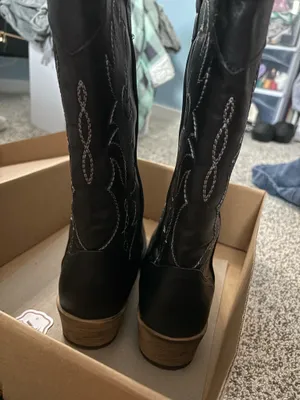 Cow girl boots thumbnail 3