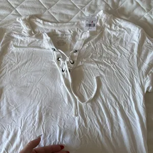 NWT Womens Size Small American Eagle T Shirt Tee Blouse White‎ Soft And Sexy thumbnail 2
