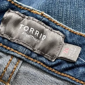 Torrid 3.5 Inch Vintage Stretch Mid-Rise Shorts Women’s Plus Size 26 Distressed thumbnail 8