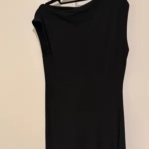 Midi Black Cocktail Elegant Black One-Shoulder Evening Dress with Gold Accent thumbnail 5