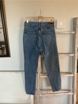 Wrangler Highrise Mom Jeans Size 10/30 Medium Wash 12” Rise 27” Inseam EUC thumbnail 2