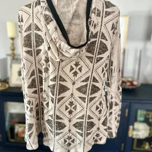 Charlotte Russe Women’s Medium Aztec Geometric Design Long Sleeve Sweater W/Hood thumbnail 4