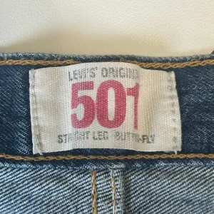 Levi’s Studded 501 Distressed Jean Shorts Sz 33 thumbnail 7