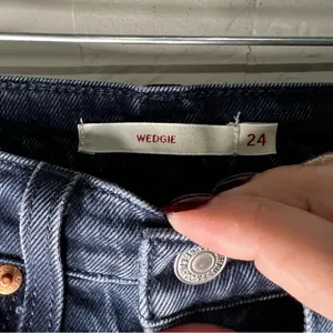 Levis Premiums Wedgie Washed Black‎ Raw Hem Crop Denim Jeans thumbnail 9