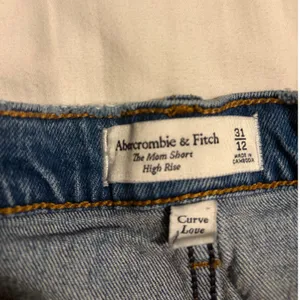 Abercrombie & Fitch Mom Short Curve Love Distressed Blue High Rise 31 12 thumbnail 4