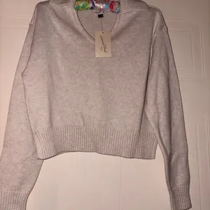 Universal Thread Cream Cropped V-Neck Sweater thumbnail 1
