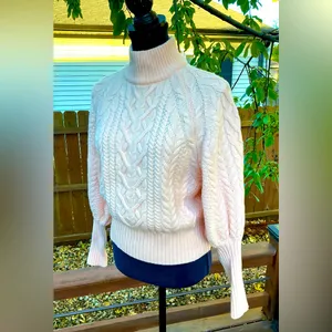 Nice  BCBG MAXAZRIA sweater 🍑🍑 thumbnail 2