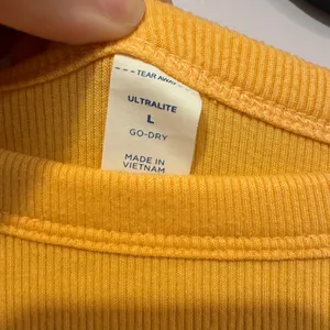 Orange ribbed Old Navy curved hem crop top‎ thumbnail 2