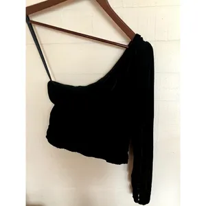 FREE PEOPLE Tell Me About It Top Black Velvet One Shoulder Size XS FEMININE thumbnail 3