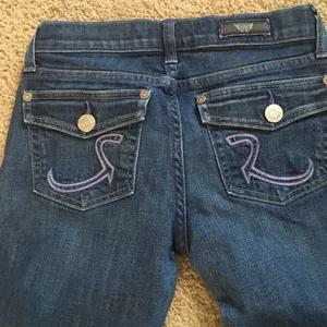 Rock & Republic EUC Kurt Low Rise Bootcut Jeans Purple Stitch Size 26 KRT0250 thumbnail 2
