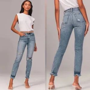 Abercrombie & Fitch Light‎ Wash Distressed Mom High Rise Jeans Size 31/12 thumbnail 2