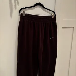 Nike Therma Fit Dark Maroon High Waist Women's Jogger Elastic Waist Size Large thumbnail 3