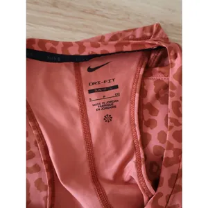 womens Nike Dri-FIT Animal Print Cropped Training Tank Scoop Neck Orange S thumbnail 2