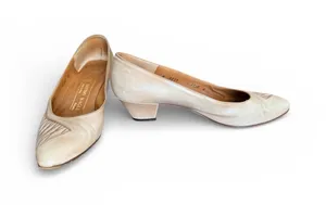 Vintage Bruno Magli Women's Beige Leather Pointed Toe Kitten Heel‎ Pumps Size 7 thumbnail 1