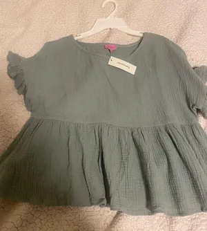 NWT francesca’s green top thumbnail 1