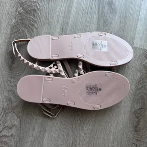 Nicole Miller Lucky Flat Jelly Nude Sandals Women’s 9 Strappy Pyramid Stud New thumbnail 3
