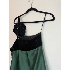 Petal & Pup Amelia One-Shoulder Velvet & Satin Midi Dress Emerald Black Sz L NEW thumbnail 15