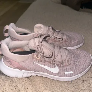 Nike pink shoes thumbnail 2