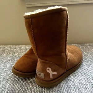 UGG Classic Short Breast Cancer Awareness Chestnut Boots Pink Ribbon Size 6 Rare thumbnail 3