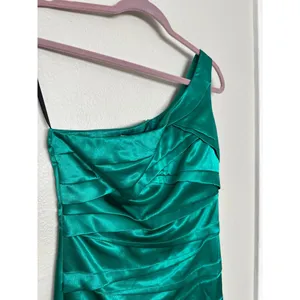 A. Byer Sz 5 S Green Satin Stretchy Cocktail Mini Dress Assymetric One Shoulder thumbnail 3