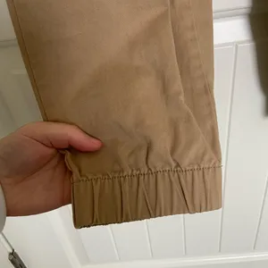EUC H&M Divided‎ women’s tan elastic waist khaki cargo joggers pants size 6 thumbnail 4
