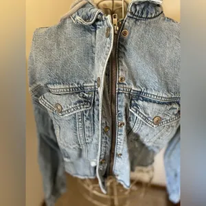 American Eagle Cropped Hooded Denim Jacket Distressed Raw Hem XS Light Wash thumbnail 8