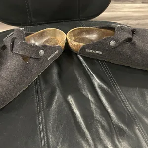 Birkenstock Women's Felt Clogs in Dark Gray thumbnail 4