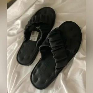 Black Crisscross Slip Ons Size 7 thumbnail 9