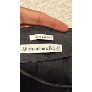 Abercrombie & Fitch Womens Black Vegan Leather High Rise Side Zip Leggings XS thumbnail 3