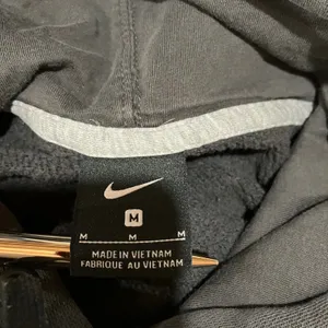 Nike Hoodie Women M Faded Black Pullover Swoosh Logo Activewear Grunge‎ Outdoor thumbnail 13