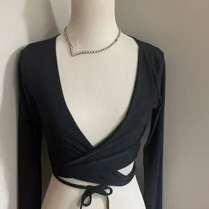 - Boohoo wrap around black crop top thumbnail 1