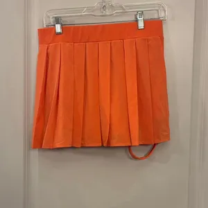 Halara tennis skirt women’s size medium thumbnail 2