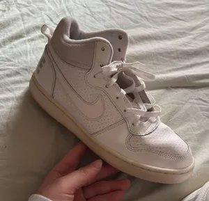 NIKE Women’s Size 7 Court Borough Mid Basketball Shoes White thumbnail 7