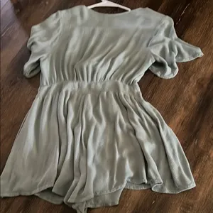 ILIA Green Relaxed Pleated Short Sleeve Blouse thumbnail 1