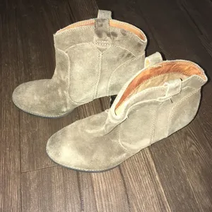 Clarks brown suede leather upper heeled ankle  booties thumbnail 4
