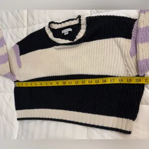 American Eagle Outfitters Black and Cream Lilac Knit Cropped Sweater thumbnail 4
