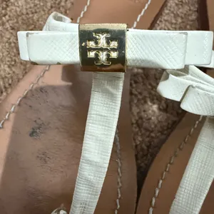 Tory Burch Leighanne Tan Ivory Leather Bow Logo Thong Sandals Flip Flops 8.5 N‎ thumbnail 3
