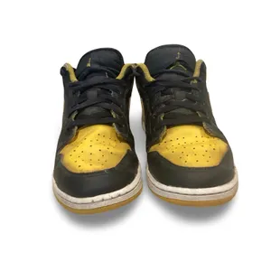 Air Jordan 1 Low SE Big Girls' Shoes thumbnail 3